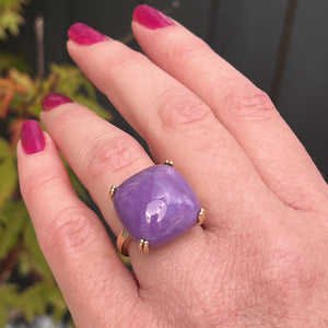 MODERN BESPOKE LAVENDER JADE COCKTAIL RING ON 9ct YELLOW GOLD