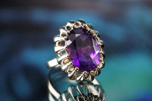 VINTAGE MID CENTURY 10.7ct AMETHYST COCKTAIL RING ON 9ct YELLOW GOLD