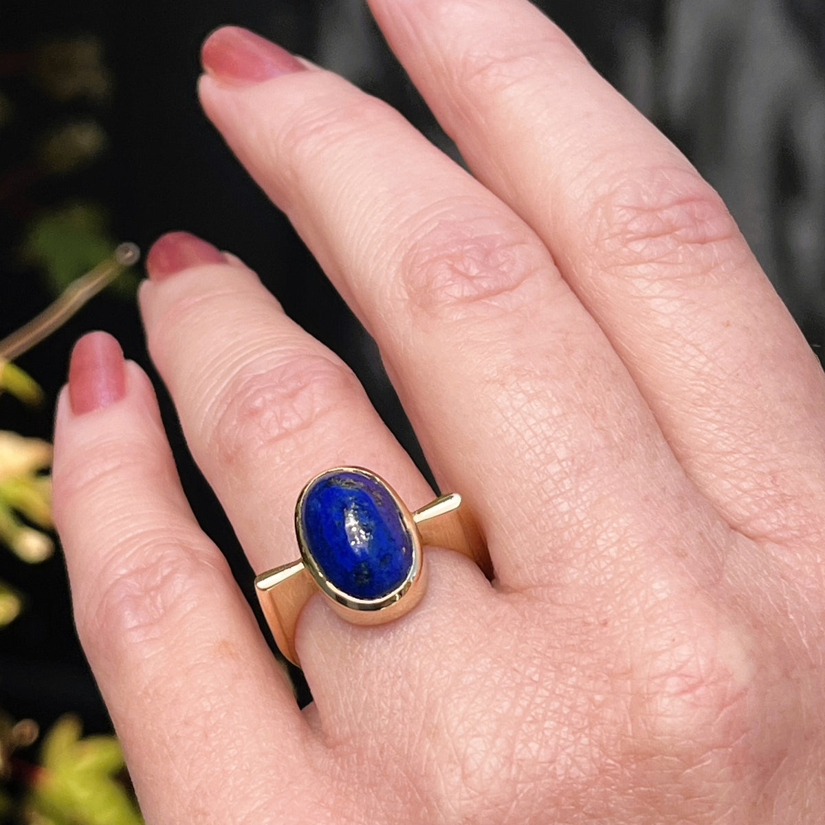 CONTEMPORARY DESIGNER LAPIS LAZULI RING ON 18ct YELLOW GOLD