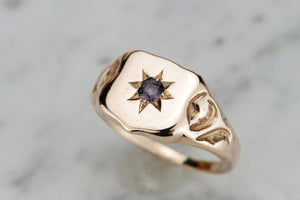 ANTIQUE C1915-20 SHIELD SIGNET WITH STAR FLUSH SET PURPLE SPINEL ON 9ct YELLOW GOLD