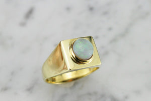 VINTAGE MID CENTURY SOLID OPAL SIGNET RING ON 18ct YELLOW GOLD