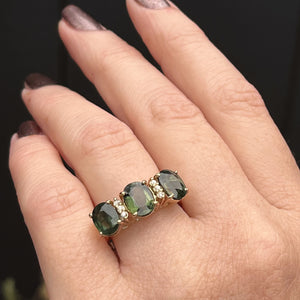 VINTAGE c1960/70 NATURAL AUSTRALIAN GREEN SAPPHIRE & DIAMOND RING ON 14ct YELLOW GOLD