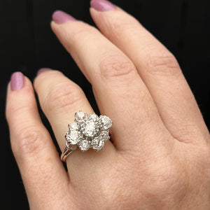 VINTAGE 3.08ct DIAMOND CLUSTER RING ON 18ct WHITE GOLD