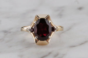 VINTAGE MID CENTURY c1960 GARNET RING ON 9ct YELLOW GOLD