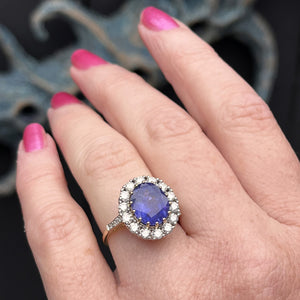 MODERN 4.09ct TANZANITE & DIAMOND HALO RING ON 14ct YELLOW & WHITE GOLD