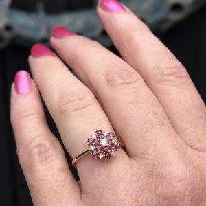 MODERN RUBY & DIAMOND CLUSTER RING ON 14ct YELLOW GOLD