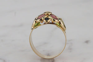 CONTEMPORARY ITALIAN GARNET PERIDOT & SAPPHIRE RING ON 18ct YELLOW GOLD