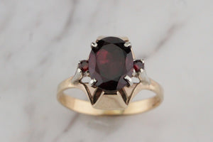 VINTAGE MID CENTURY c1960 GARNET RING ON 9ct YELLOW GOLD