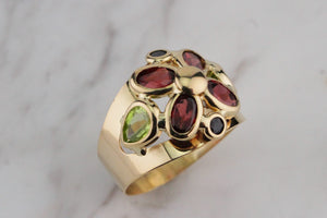 CONTEMPORARY ITALIAN GARNET PERIDOT & SAPPHIRE RING ON 18ct YELLOW GOLD