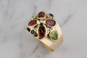 CONTEMPORARY ITALIAN GARNET PERIDOT & SAPPHIRE RING ON 18ct YELLOW GOLD