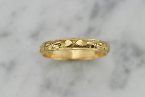 ANTIQUE LATE EDWARDIAN c1910-15 PATTERNED BAND RING ON 18ct YELLOW GOLD