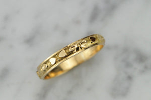 ANTIQUE LATE EDWARDIAN c1910-15 PATTERNED BAND RING ON 18ct YELLOW GOLD