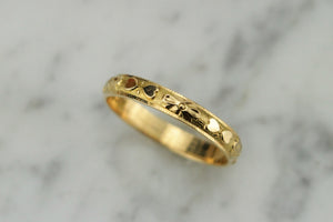 ANTIQUE LATE EDWARDIAN c1910-15 PATTERNED BAND RING ON 18ct YELLOW GOLD