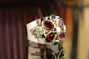 CONTEMPORARY ITALIAN GARNET PERIDOT & SAPPHIRE RING ON 18ct YELLOW GOLD