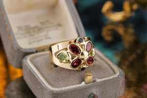 CONTEMPORARY ITALIAN GARNET PERIDOT & SAPPHIRE RING ON 18ct YELLOW GOLD