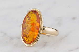 VINTAGE c1940 AMBER RING ON 18ct YELLOW GOLD