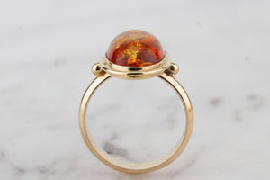 VINTAGE c1940 AMBER RING ON 18ct YELLOW GOLD