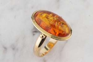 VINTAGE c1940 AMBER RING ON 18ct YELLOW GOLD