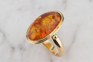 VINTAGE c1940 AMBER RING ON 18ct YELLOW GOLD