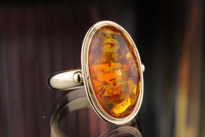 VINTAGE c1940 AMBER RING ON 18ct YELLOW GOLD