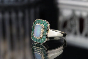 MODERN GEORGIAN STYLE OPAL & EMERALD CLUSTER RING ON 9ct YELLOW GOLD