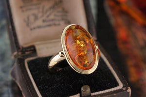 VINTAGE c1940 AMBER RING ON 18ct YELLOW GOLD