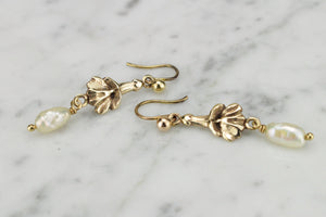 VINTAGE ESTATE PEARL DROP EARRINGS ON 9ct YELLOW GOLD