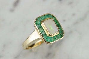 MODERN GEORGIAN STYLE OPAL & EMERALD CLUSTER RING ON 9ct YELLOW GOLD