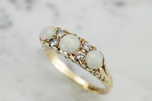 ANTIQUE LATE EDWARDIAN SOLID OPAL AND QUARTZ RING ON 9ct YELLOW GOLD