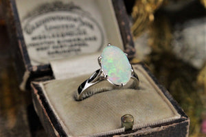 VINTAGE SOLID WHITE OPAL RING ON 18ct WHITE GOLD