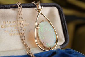 MID CENTURY SOLID WHITE OPAL PENDANT ON 10ct YELLOW GOLD