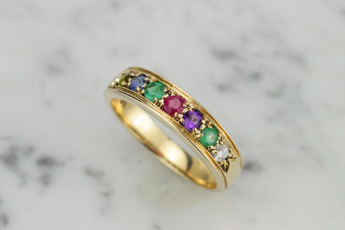 MODERN VICTORIAN STYLE DEAREST RING ON 9ct YELLOW GOLD - Rock