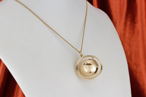 VINTAGE MID CENTURY c1950’s LARGE SPINNING GLOBE PENDANT ON 9ct YELLOW GOLD